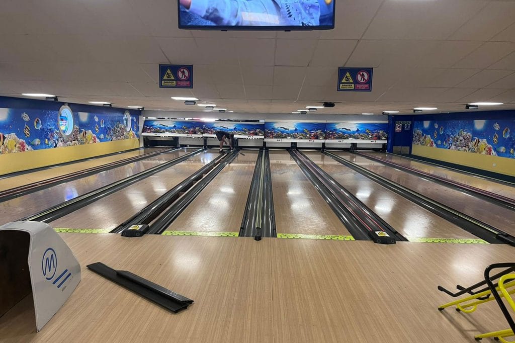 expert-bowling-alley-installation-richardsons